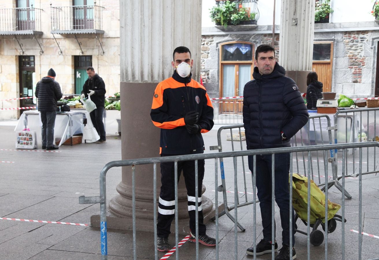 Pese al estado de alarma Odrizia no ha dejado de celebrar su mercado semanal, aunque lo ha hecho con medidas muy restrictivas.Se ha controlado el acceso a la plaza goierritarra, se han establecido cintas en el suelo para marcar las distancias, y el género no ha estado expuesto en las mesas frontales de los baserritarras, sino detrás de ellos