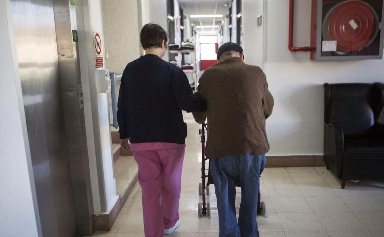 Una persona residente en Ama Xantalen es ayudada por una sanitaria. 