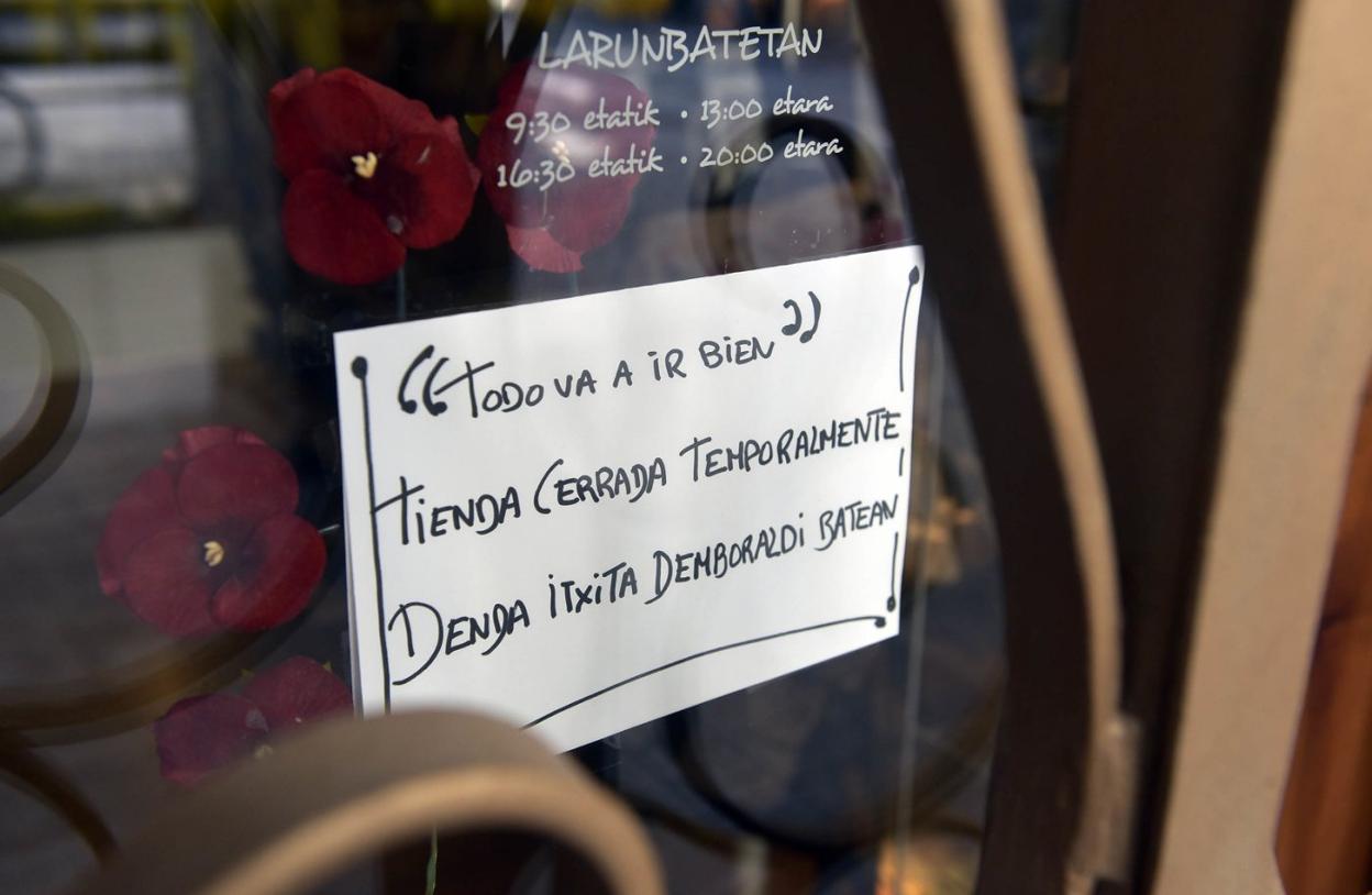 'Todo va a ir bien', cartel en la puerta de uno de los muchos comercios cerrados en Tolosa. 