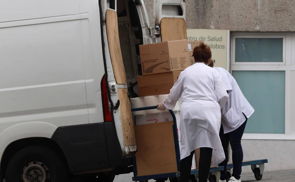 Sanitarios introducen material en un centro de salud. 