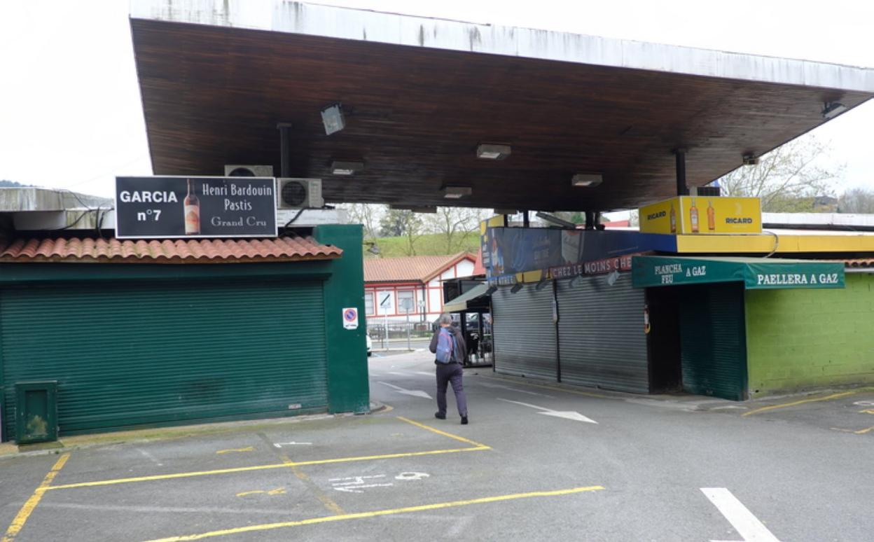 Las tiendas de la zona comercial de Behobia, cerradas. 