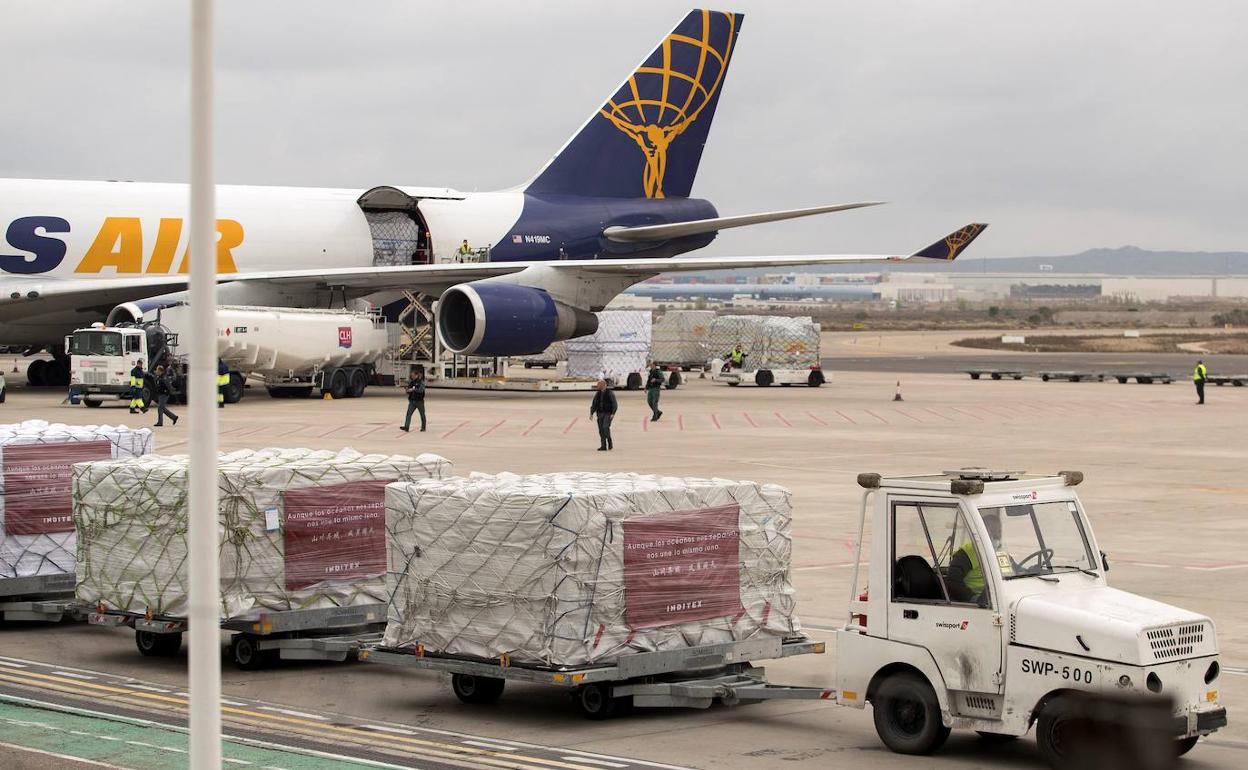 Llegada a Zaragoza, procedente de China, de más de un millón de mascarillas y material sanitario, donado por Inditex.