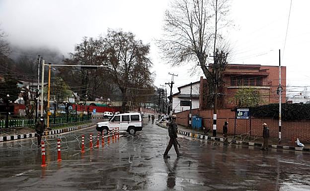 Control policial en Srinagar, capital de Cachemira (India).