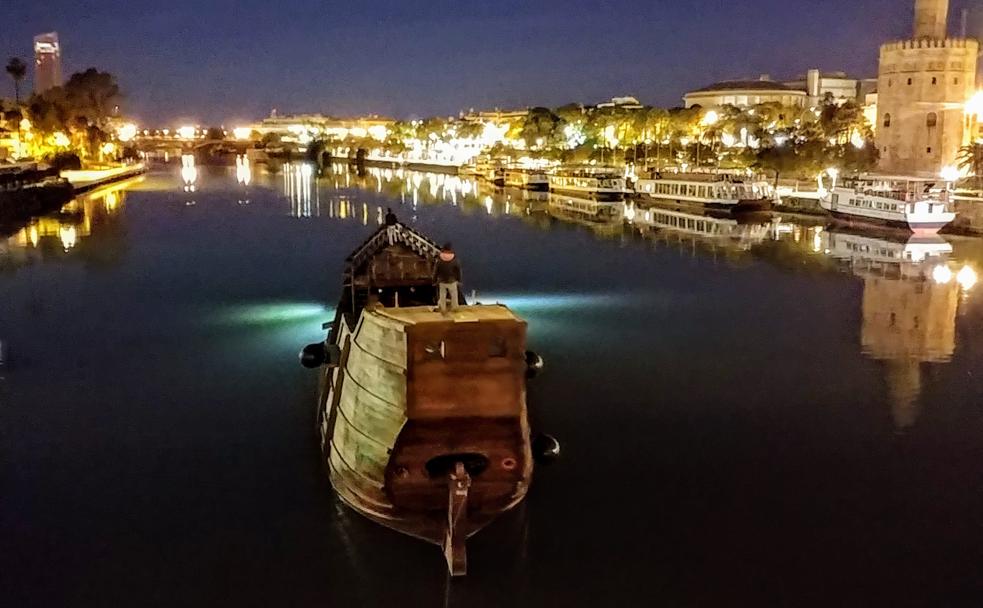 La réplica de la 'Victoria' navegando a remolque por el Guadalquivir antes de la instalación de los mástiles.