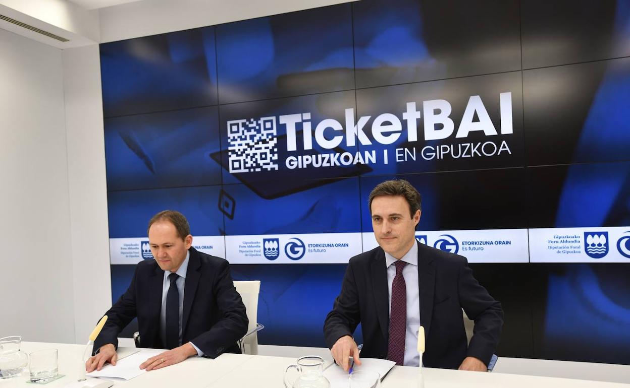 El director de la Hacienda de Gipuzkoa, Jokin Perona, y el diputado foral del ramo, Jabier Larrañaga, el día de la presentación del proyecto. 