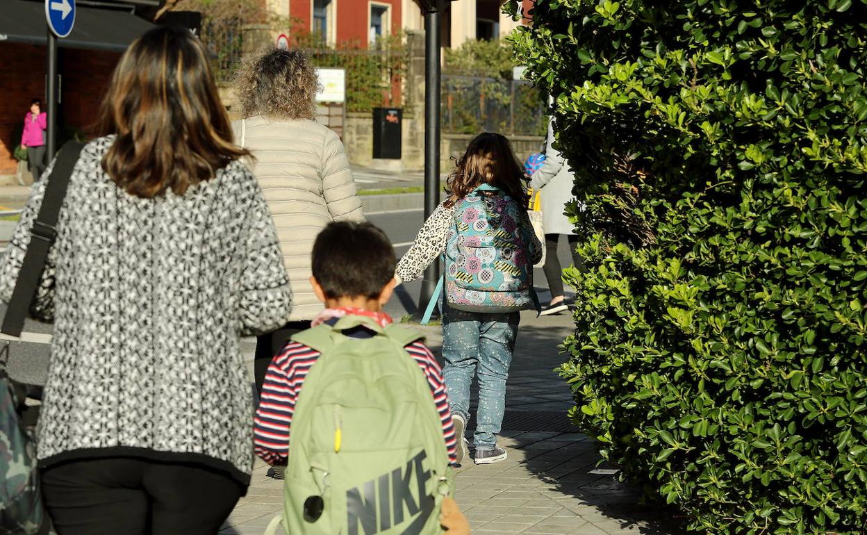 Celaá confía en que los escolares regresen a las aulas este curso aunque «solo sea quince días»