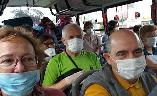 Los afectados en el autobús con mascarillas