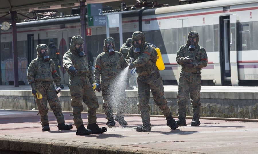 Los militares, que llevan días actuando en diferentes enclaves como estaciones, aeropuertos y centros para personas sin hogar, han llegado a la estación de tren de Irun. 