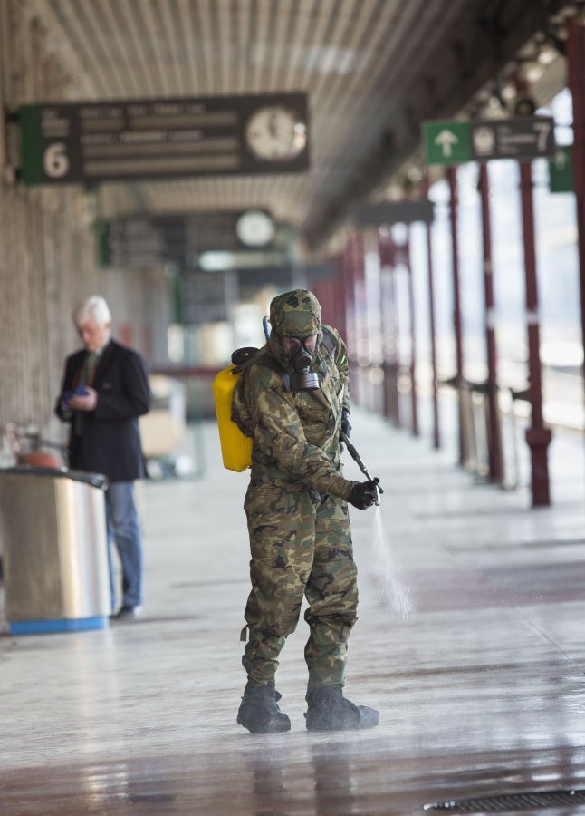 Los militares, que llevan días actuando en diferentes enclaves como estaciones, aeropuertos y centros para personas sin hogar, han llegado a la estación de tren de Irun. 