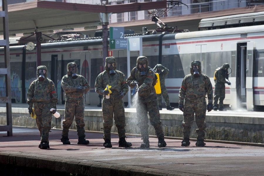Los militares, que llevan días actuando en diferentes enclaves como estaciones, aeropuertos y centros para personas sin hogar, han llegado a la estación de tren de Irun. 