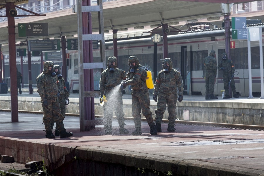 Los militares, que llevan días actuando en diferentes enclaves como estaciones, aeropuertos y centros para personas sin hogar, han llegado a la estación de tren de Irun. 
