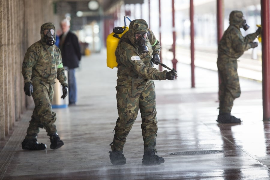 Los militares, que llevan días actuando en diferentes enclaves como estaciones, aeropuertos y centros para personas sin hogar, han llegado a la estación de tren de Irun. 