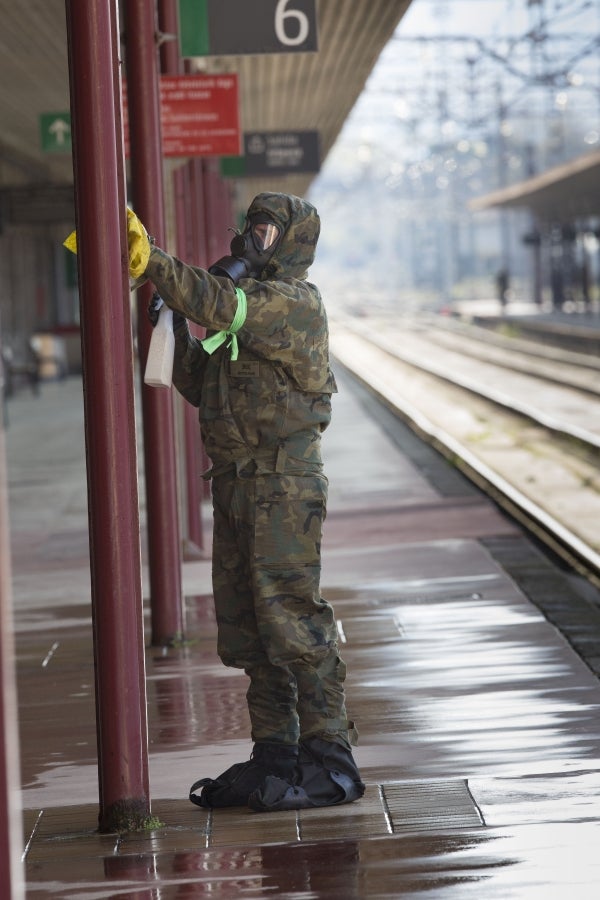 Los militares, que llevan días actuando en diferentes enclaves como estaciones, aeropuertos y centros para personas sin hogar, han llegado a la estación de tren de Irun. 