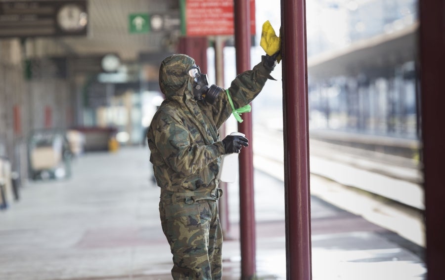 Los militares, que llevan días actuando en diferentes enclaves como estaciones, aeropuertos y centros para personas sin hogar, han llegado a la estación de tren de Irun. 