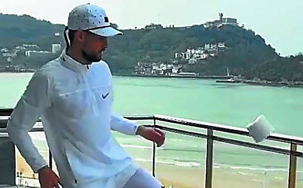 Januzaj realiza toques a un rollo de papel higiénico. 