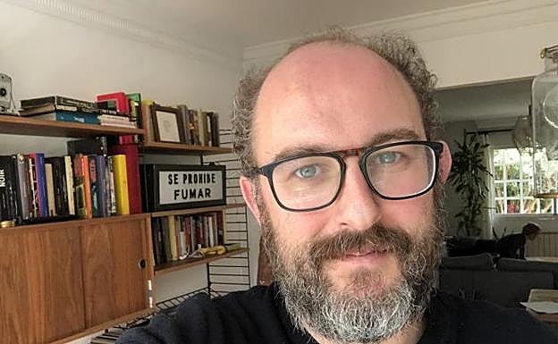 Borja Cobeaga, que dirige los tres primeros episodios, en su casa.