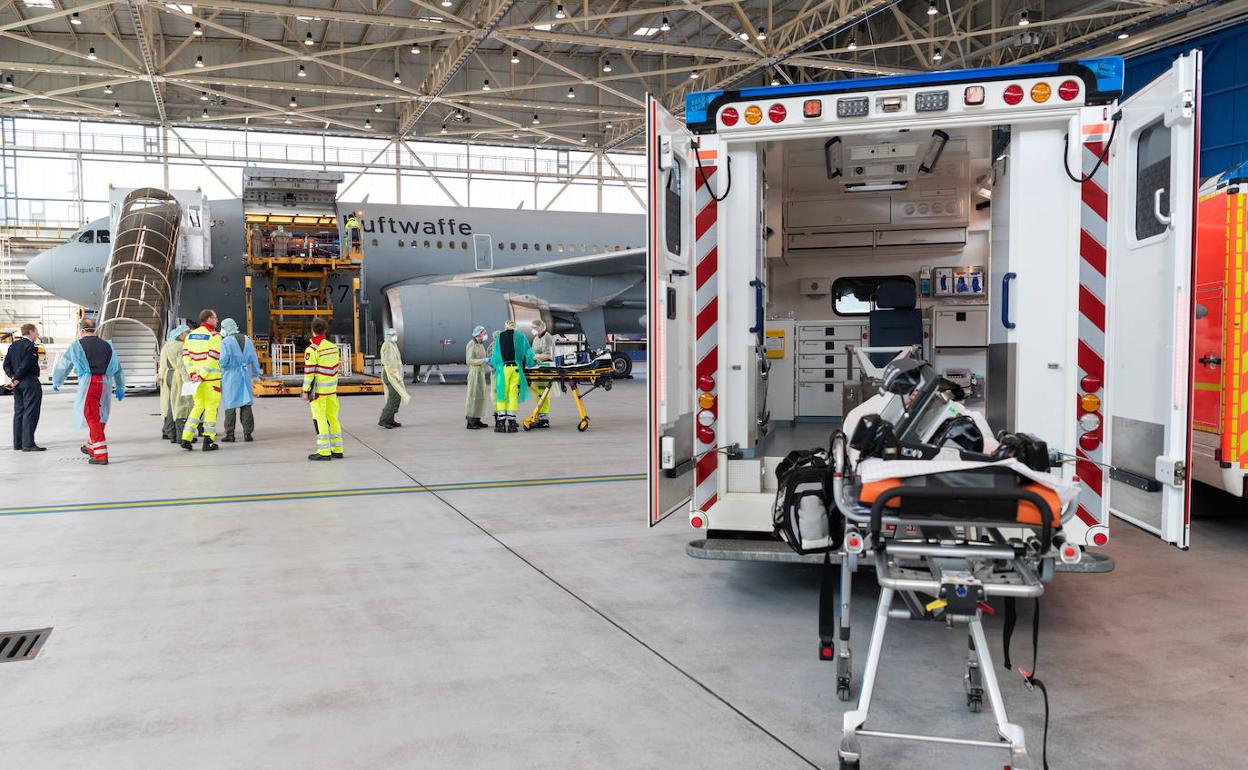 Un avión de la Fuerza Aérea alemana evacúa enfermos desde Francia a hospitales militares germanos.