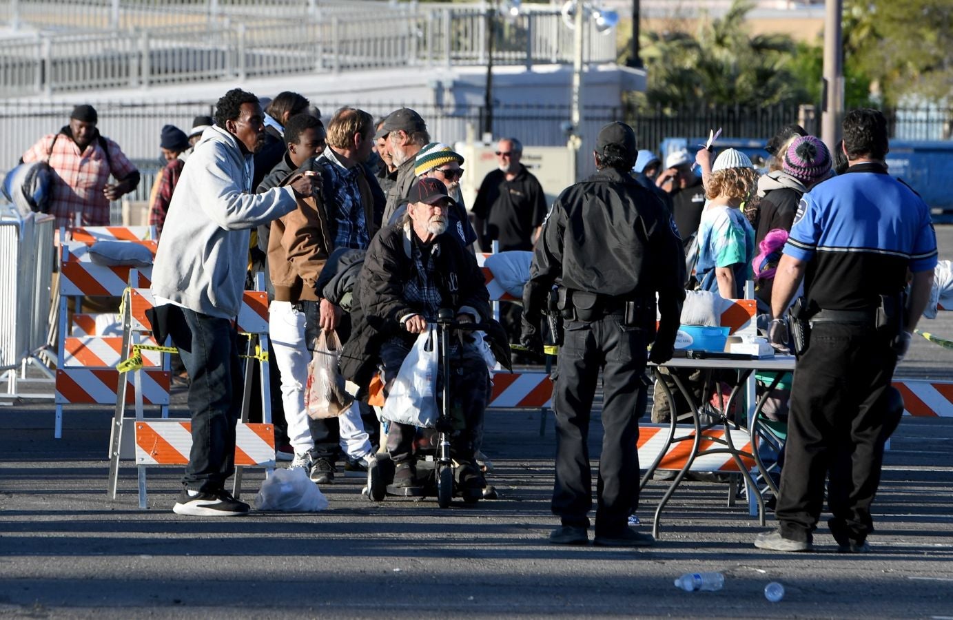 Mientras sus cientos de hoteles se vacían, las autoridades de Las Vegas han puesto en marcha lo que han denominado «albergue» en un aparcamiento, donde han pintado rectángulos en el suelo para que las personas sin hogar mantengan la distancia de seguridad.