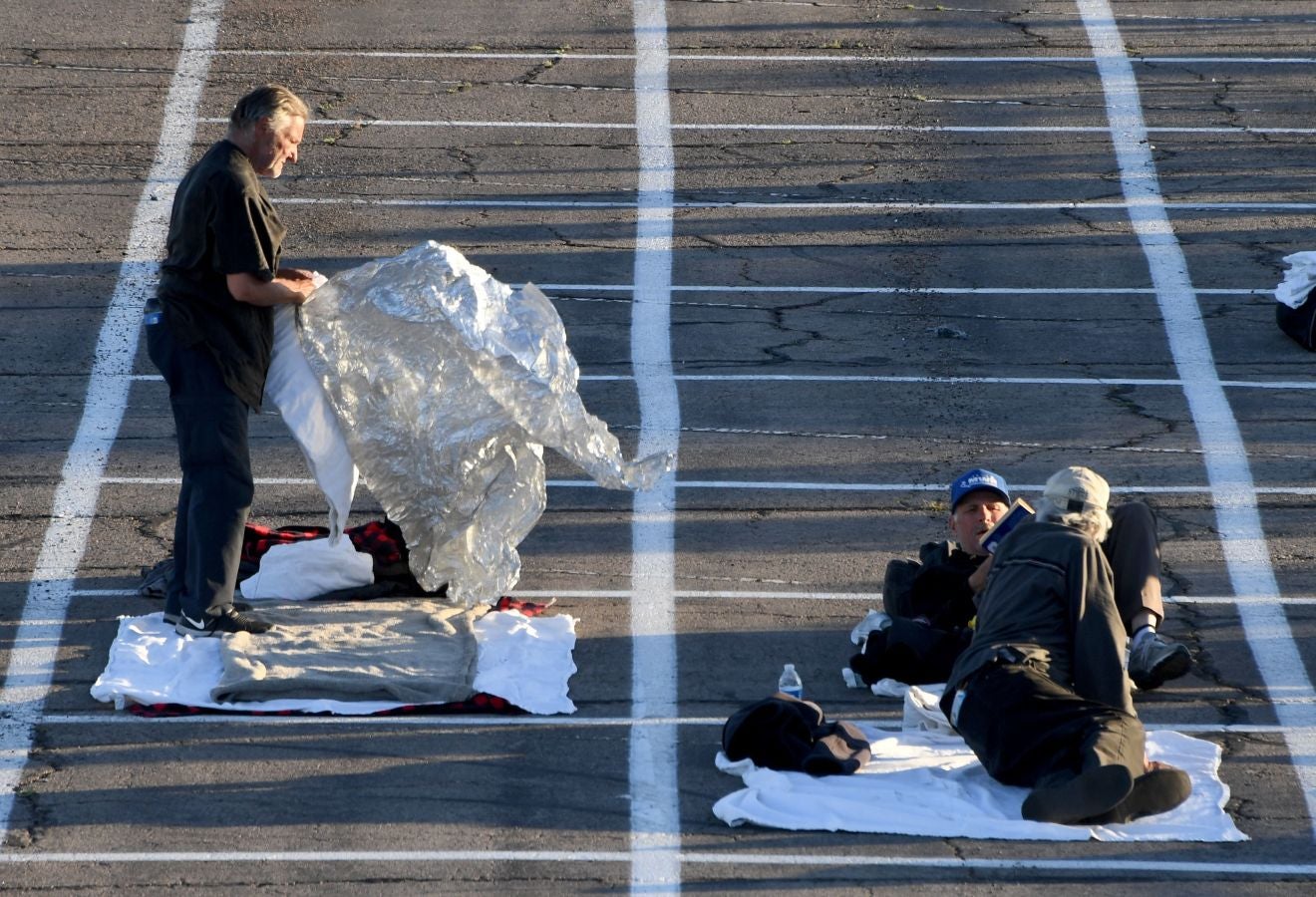 Mientras sus cientos de hoteles se vacían, las autoridades de Las Vegas han puesto en marcha lo que han denominado «albergue» en un aparcamiento, donde han pintado rectángulos en el suelo para que las personas sin hogar mantengan la distancia de seguridad.
