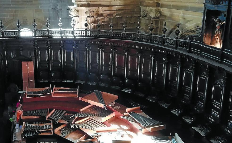 Vista del coro de la basílica desde el interior del órgano, con parte de los tubos de metal clasificados para su restauración.