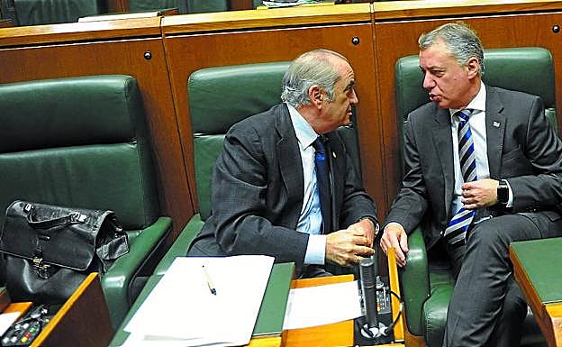 Iñaki Arriola e Iñigo Urkullu, en un pleno del Parlamento Vasco.