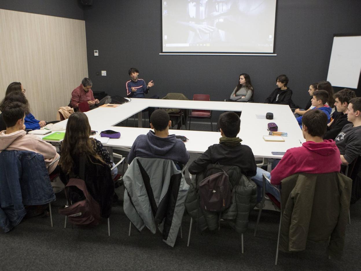 Una de las sesiones del taller de cine, en la que partició el guionista Diego San José. 