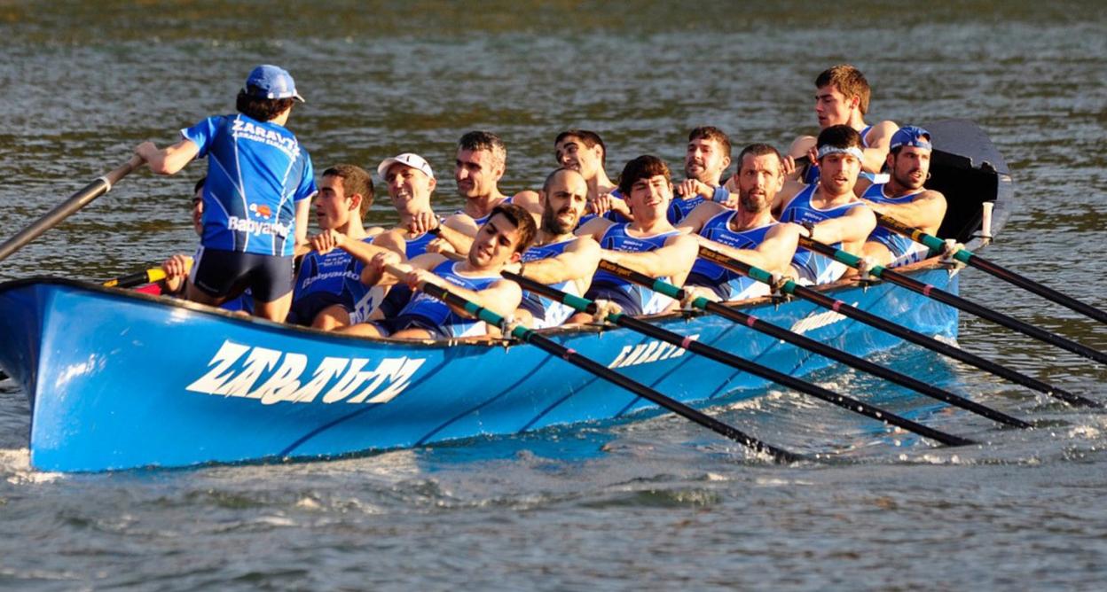 Une hauetan uretara ateratzerik ez dute Zarauzko Arraun Elkarteko arraunlariek, baina lanean gogor ari da bakoitza. 