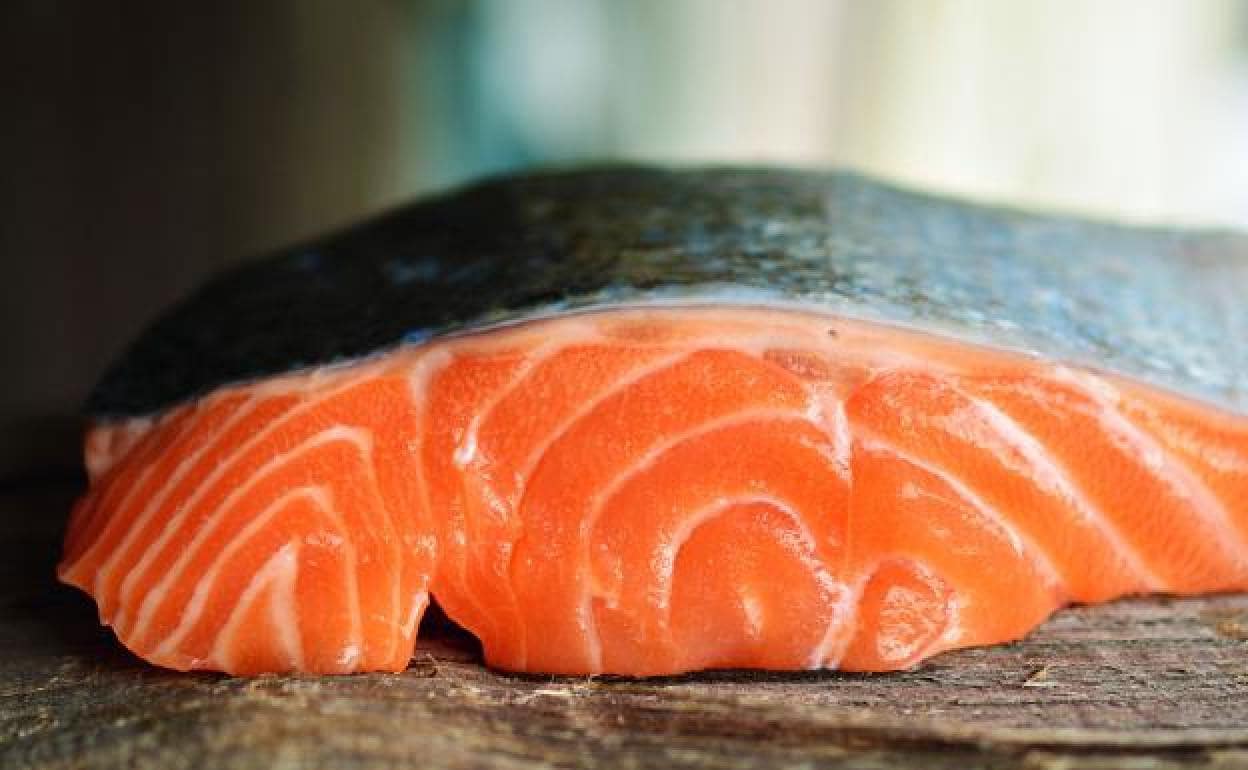 El salmón marinado es una muy buena opción para preparar en casa. 