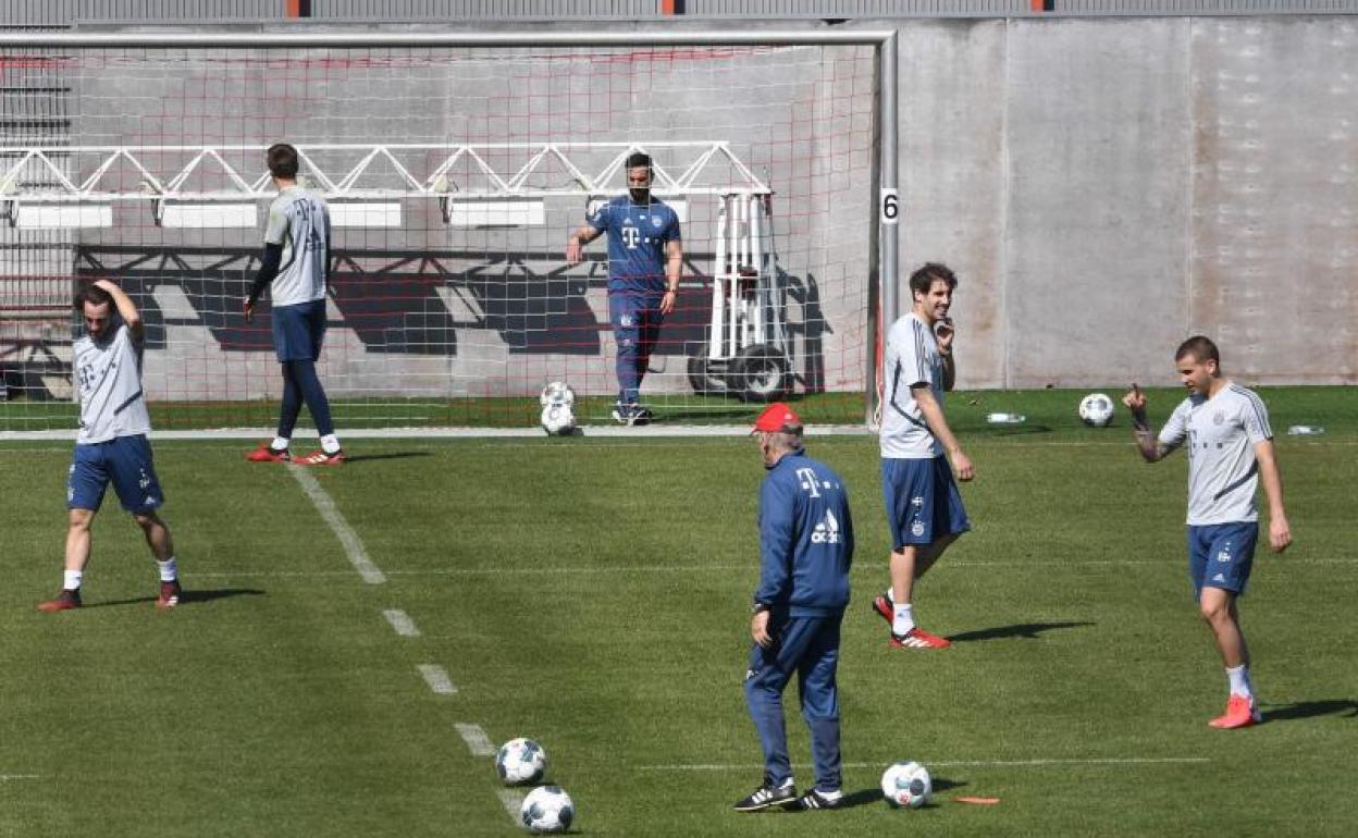 Los jugadores del Bayern, entre ellos Javi Martínez, en su regreso a los entrenamientos. 