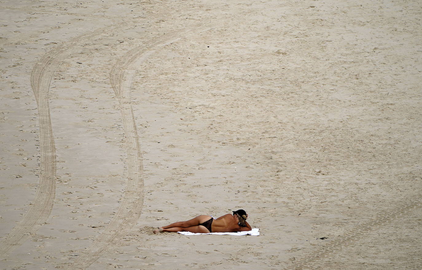 A pesar de las restricciones por la pandemia de coronavirus en Australia los surfistas llenan las playas del país.