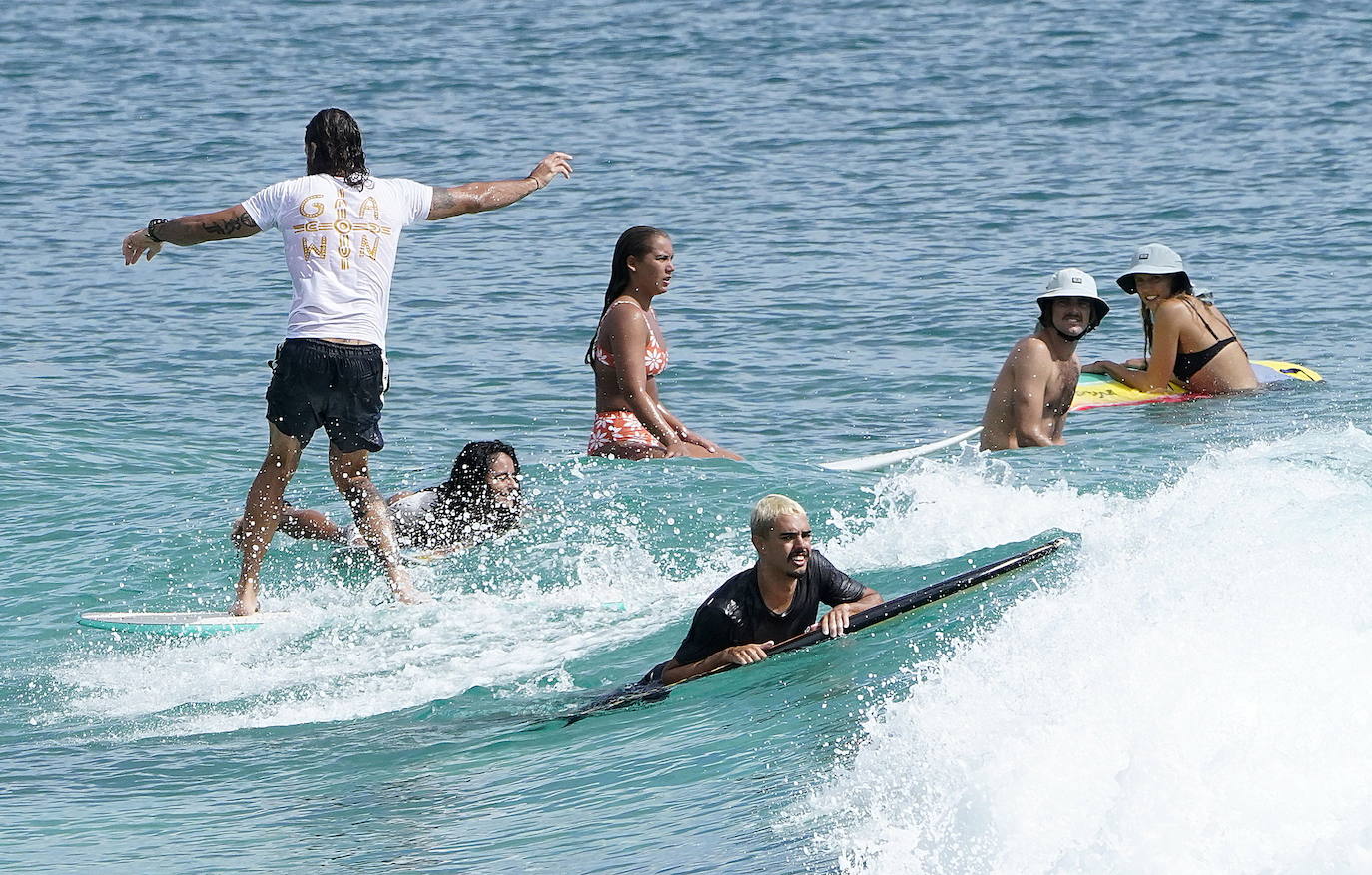 A pesar de las restricciones por la pandemia de coronavirus en Australia los surfistas llenan las playas del país.