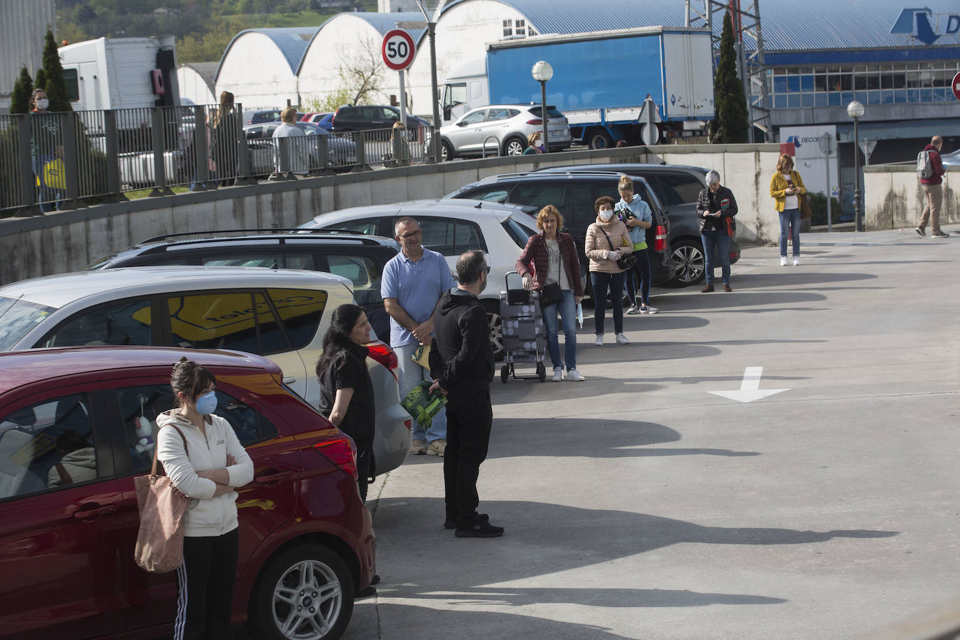 Las grandes colas siguen siendo los grandes protagonistas este miércoles víspera de festivo en los supermercados de Gipuzkoa