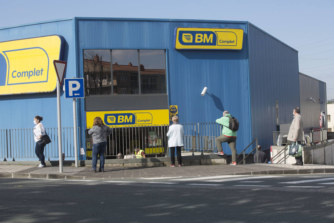 Las grandes colas siguen siendo los grandes protagonistas este miércoles víspera de festivo en los supermercados de Gipuzkoa