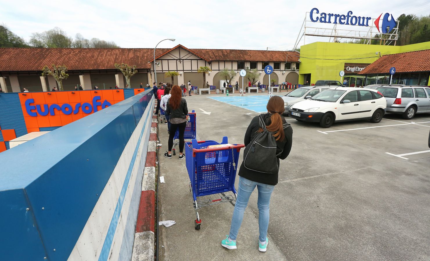 Las grandes colas siguen siendo los grandes protagonistas este miércoles víspera de festivo en los supermercados de Gipuzkoa