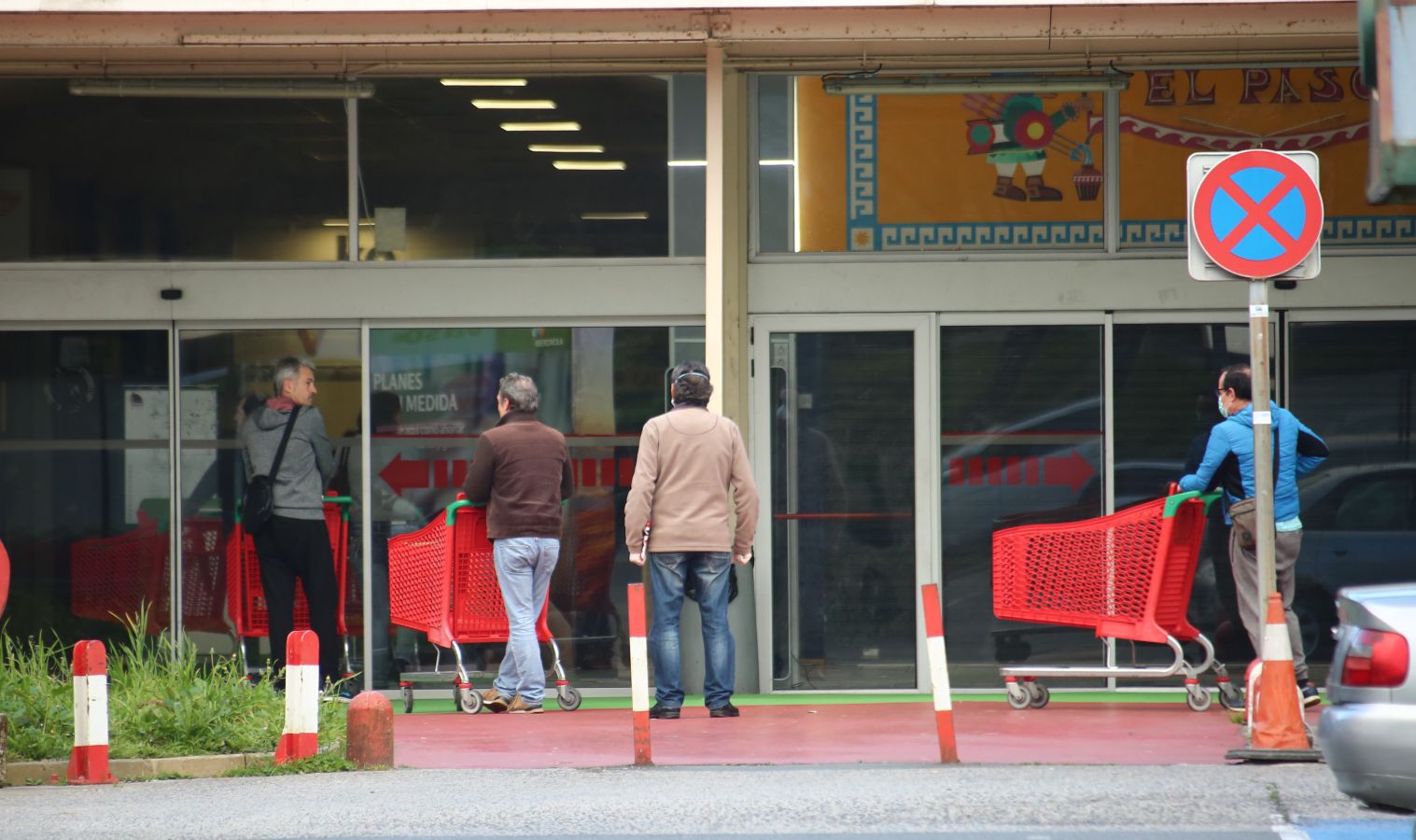 Las grandes colas siguen siendo los grandes protagonistas este miércoles víspera de festivo en los supermercados de Gipuzkoa