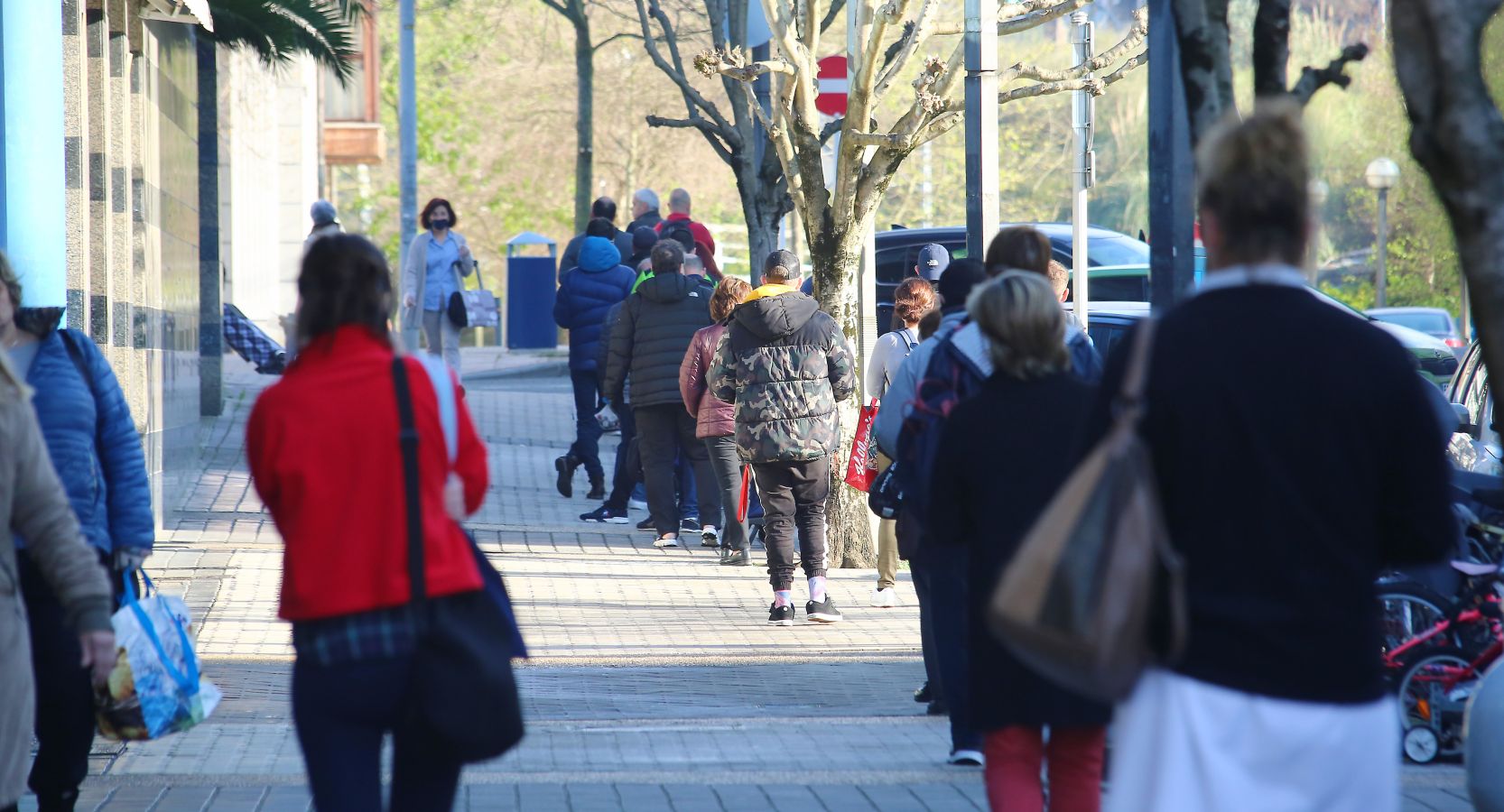 Las grandes colas siguen siendo los grandes protagonistas este miércoles víspera de festivo en los supermercados de Gipuzkoa