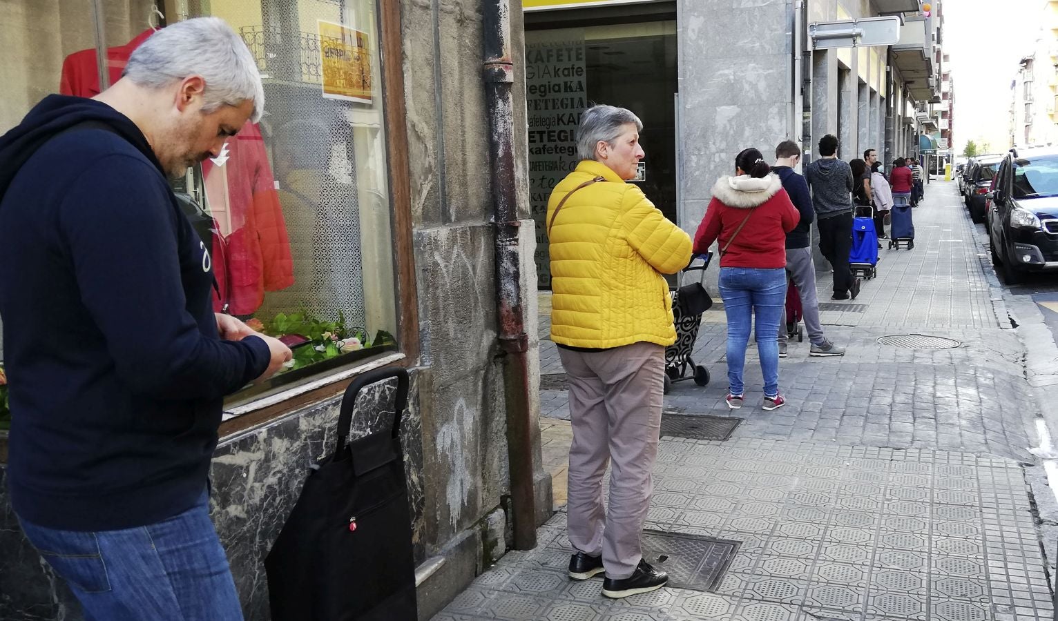 Las grandes colas siguen siendo los grandes protagonistas este miércoles víspera de festivo en los supermercados de Gipuzkoa