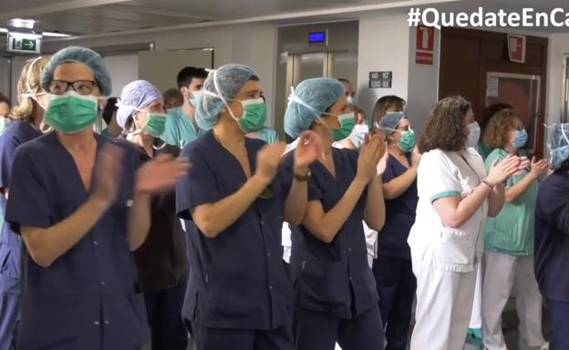 Emotivo aplauso en Políclínica Gipuzkoa al personal sanitario que atiende a enfermos por coronavirus