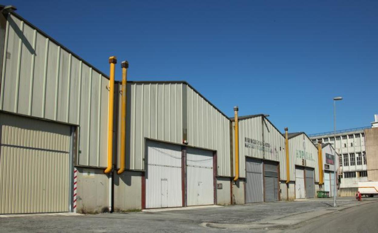 Pabellones sin actividad en el polígono industrial de Lezo, ayer a media tarde.