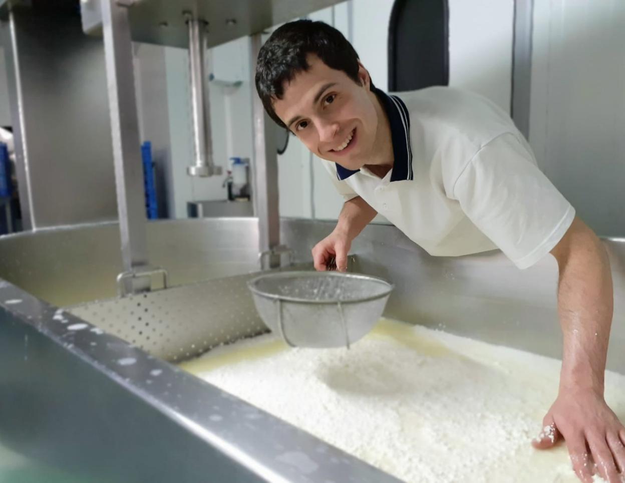 Julen Arburua, como otros muchos queseros, intenta salvar la campaña de este año.