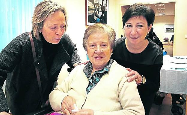 Espe y Maite Mata abrazan a su madre, Herminia López. 