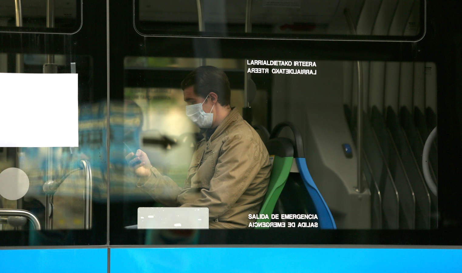 Fotos: Reparto de mascarillas en el transporte