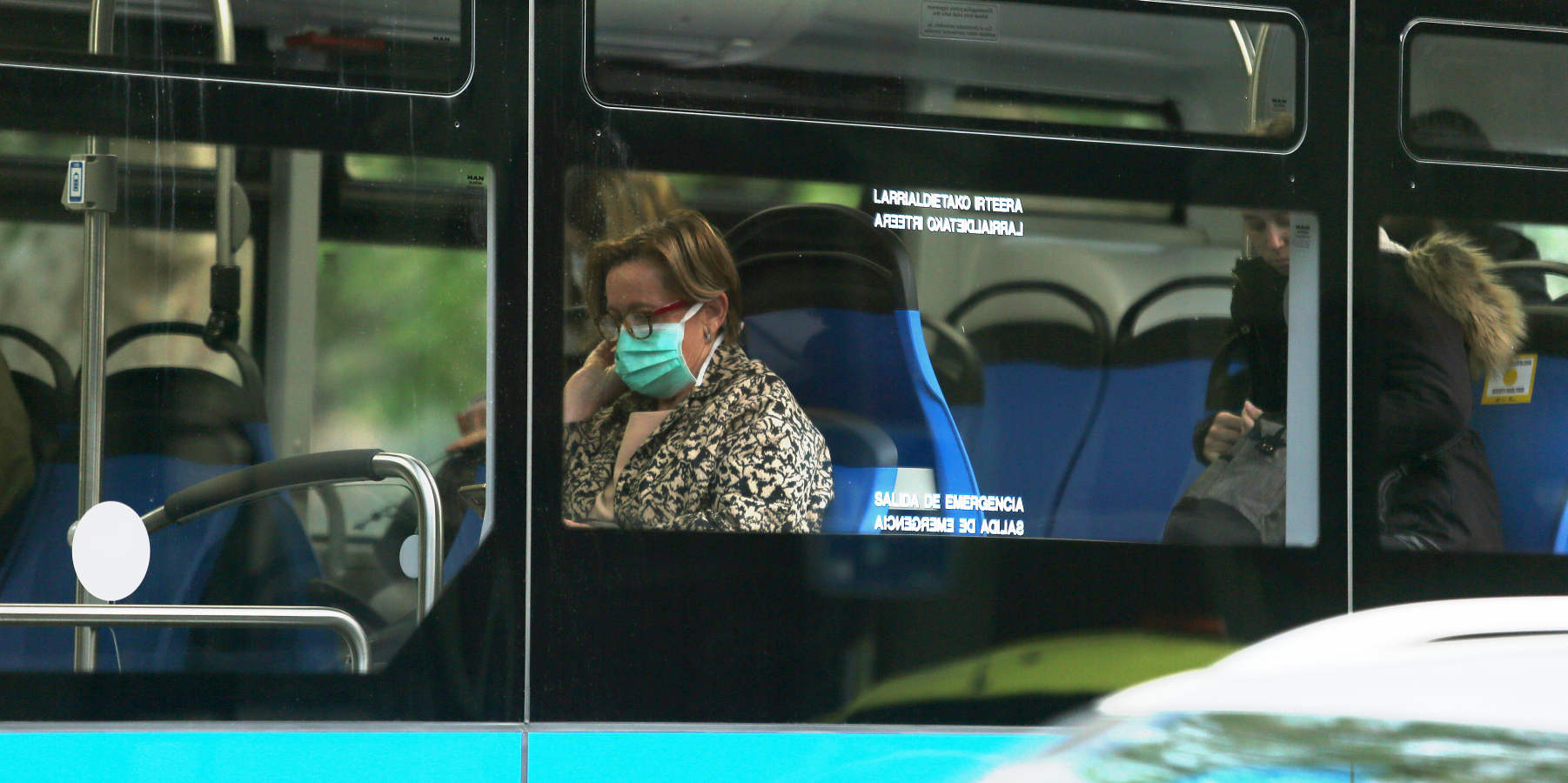 Fotos: Reparto de mascarillas en el transporte