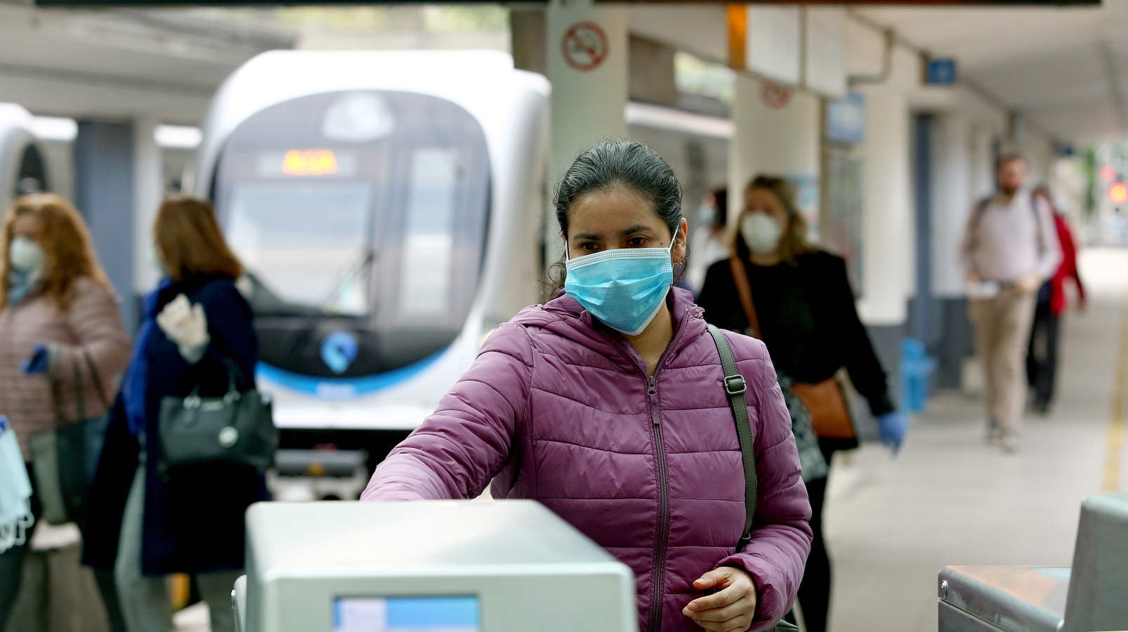 Fotos: Reparto de mascarillas en el transporte