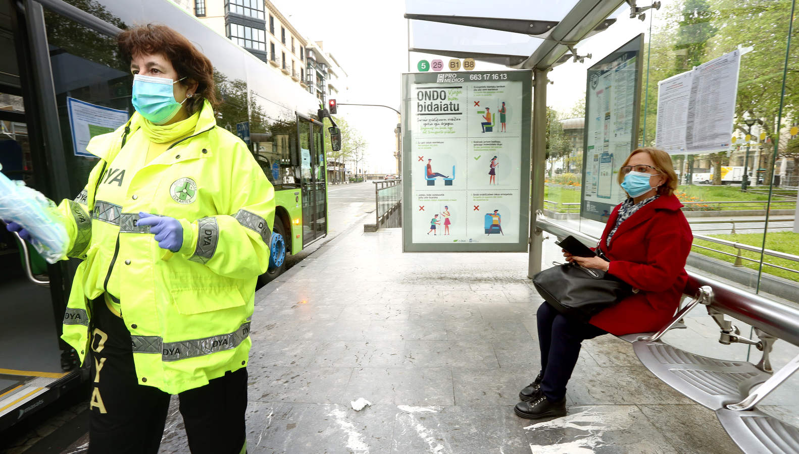 Fotos: Reparto de mascarillas en el transporte