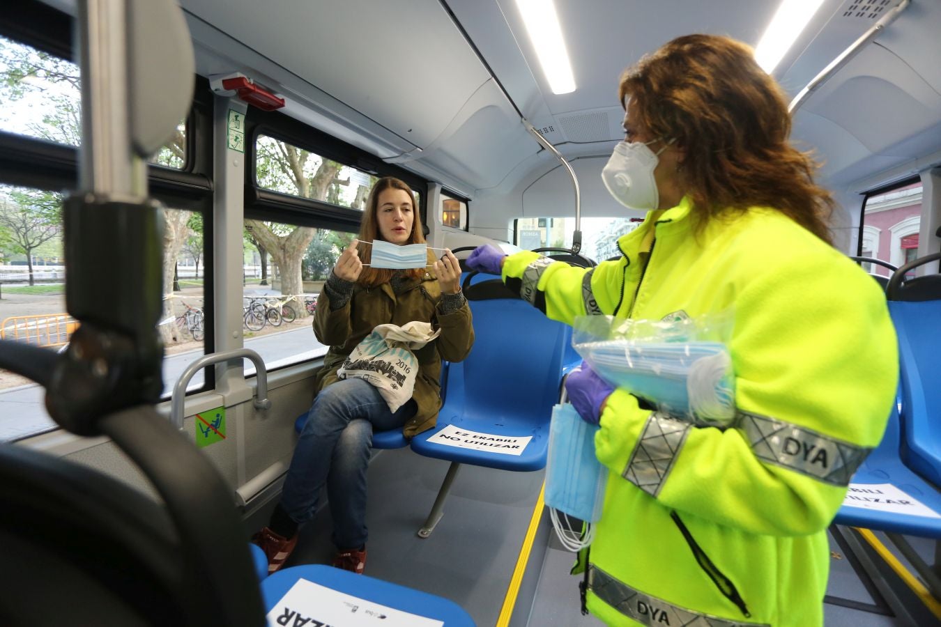 Fotos: Reparto de mascarillas en el transporte
