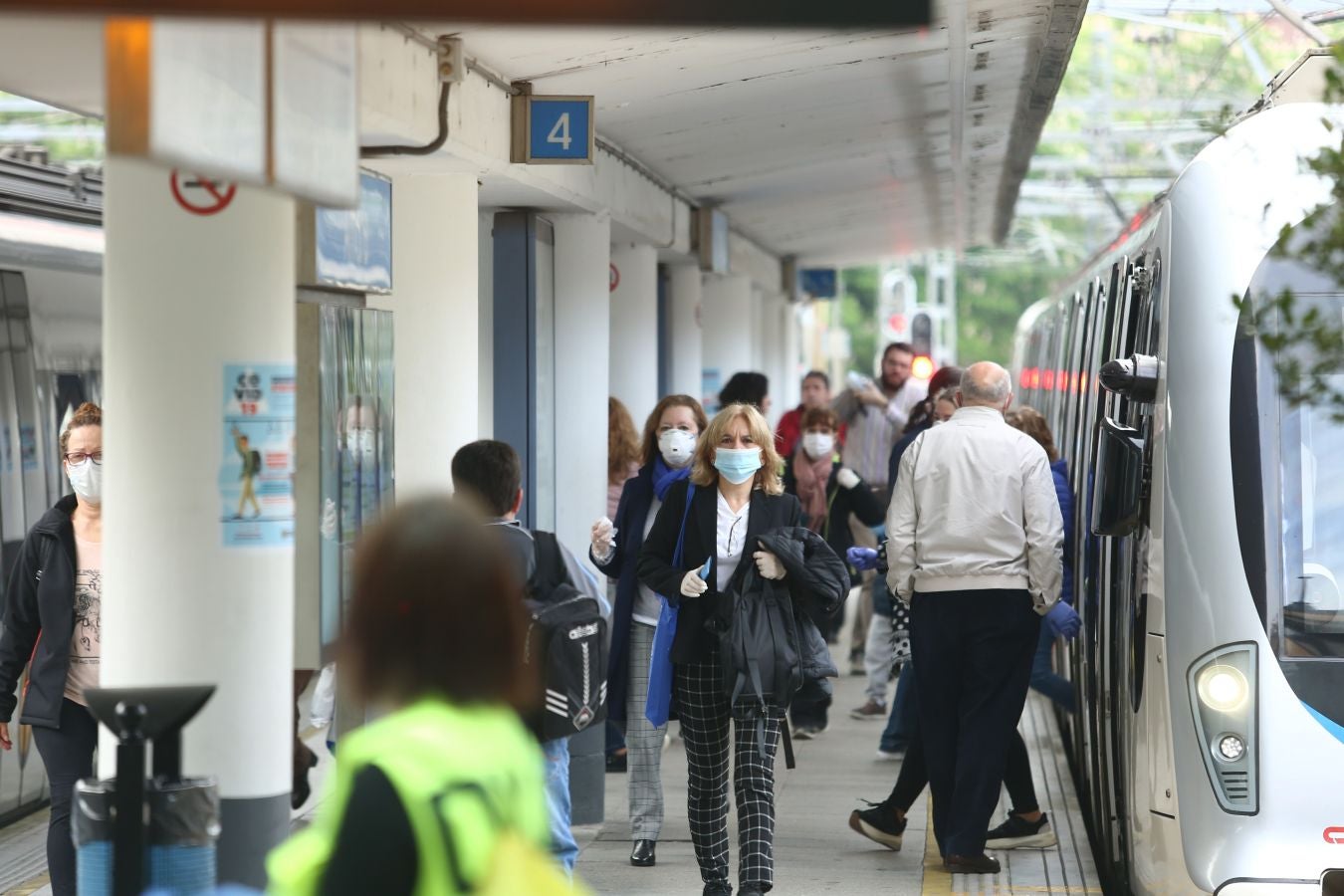 Fotos: Reparto de mascarillas en el transporte