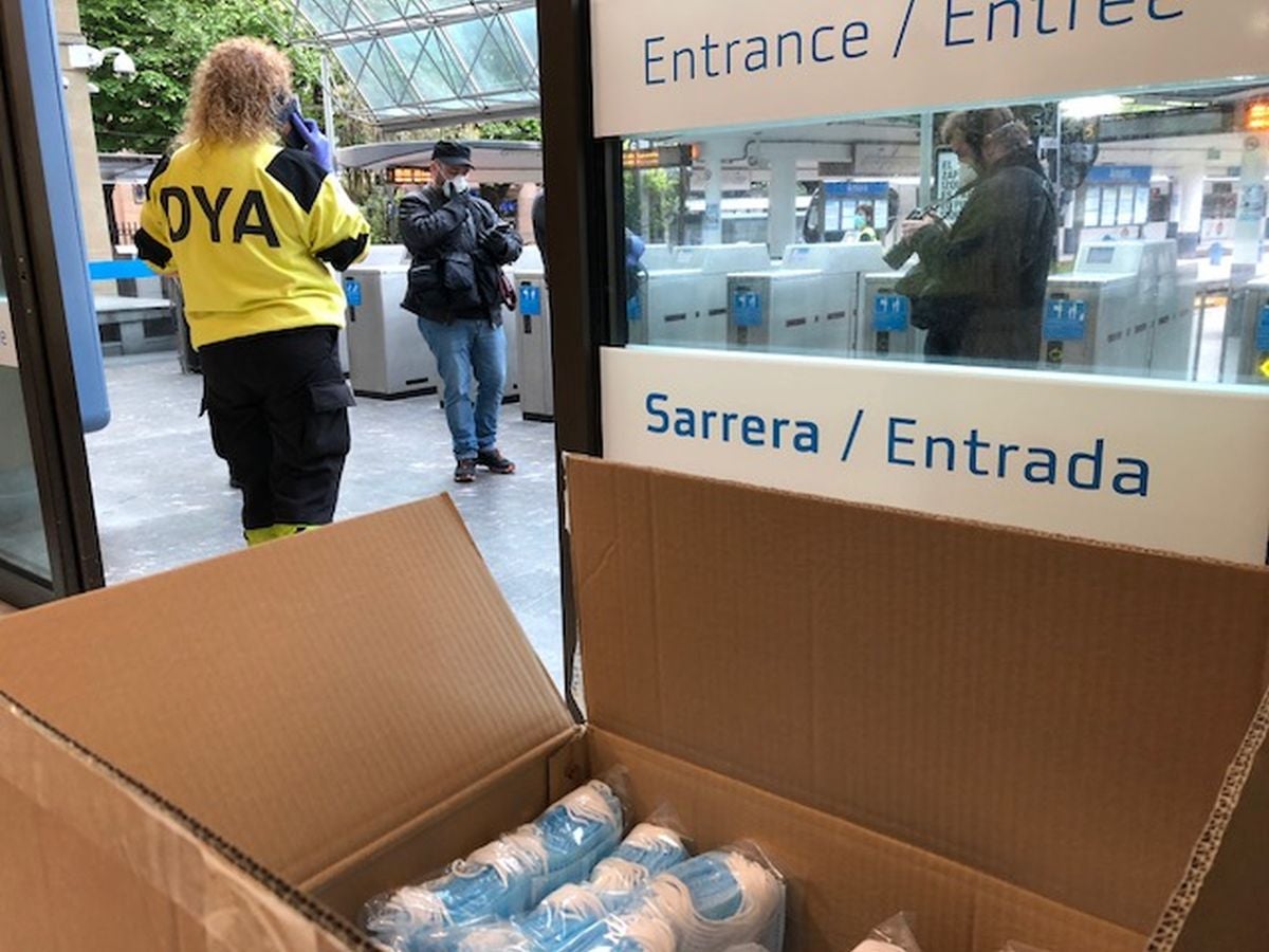 Fotos: Reparto de mascarillas en el transporte