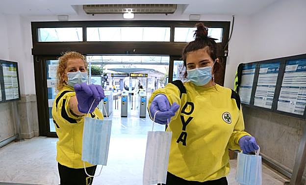 Imagen. Reparto de mascarillas en Gipuzkoa