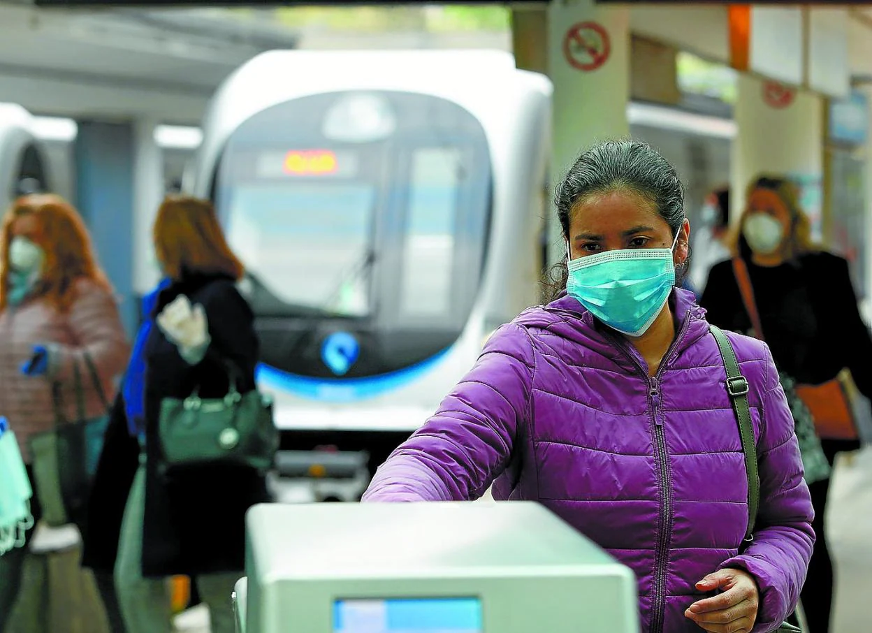 Una usuaria sale de la estación del Topo de Easo, en Donostia, con la mascarilla higiénica puesta. 